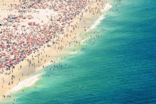 Luftaufnahme des wohl berühmtesten Strandes der Welt, der Copacabana in Rio de Janeiro, Brasilien