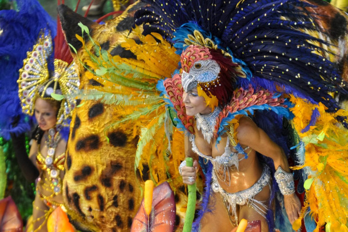 Ohne die Musik und die farbenfrohen Tänzerinnen wirkt das Sambodromo in seinem Erscheinungsbild aus Beton beinahe hässlich, Karneval in Rio de Janeiro, Brasilien