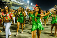 Sambaschule beim Karneval von Rio im Sambadromo, Brasilien - © Celso Pupo / Shutterstock