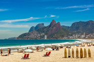 Surfer und Sonnenanbeter tummeln sich in Rios Stadtteil Ipanema auf der hellen Sandfläche, die durch „postos“ in Abschnitte unterteilt ist, Brasilien - © Donatas Dabravolskas / Shutterstock