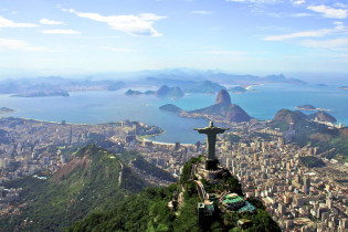 Traumhafter Blick aus der Vogelperspektive über die Christusstatue auf die Bucht von Rio de Janeiro, Brasilien
