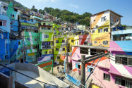 Vor dem Bau der Seilbahn mussten die Bewohner der Favela Santa Marta von Rio 788 Treppenstufen an einem Hang mit 40° Steigung bewältigen, Brasilien - © lazyllama / Shutterstock