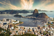 Wie ein stummer Wächter erhebt sich der Zuckerhut über Rio de Janeiro und wurde zum Wahrzeichen der Stadt ernannt, Brasilien - © Thiago Leite / Shutterstock