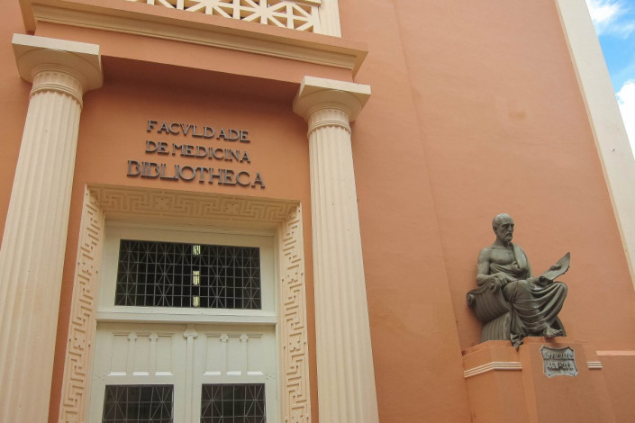 Auch die Bibliothek der medizinischen Fakultät von Salvador, Brasilien, ist im Stadtviertel Pelourinho zu finden