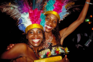 Beim Karneval in Salvador da Bahia ist immer viel Lachen dabei, Brasilien