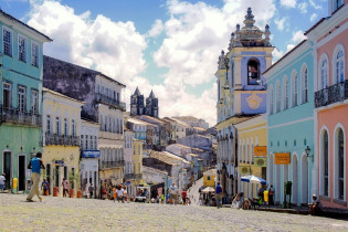 Blick vom Zentrum des Pelourinho, dem ehemaligen Sklavenmarkt, auf die Altstadt von Salvador, Brasilien