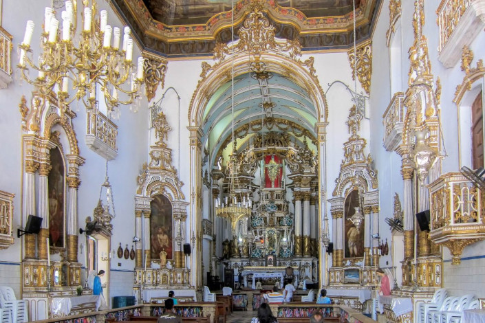 Das reich geschmückte Kirchen-Interieur der Igreja do Bonfim in Salvador wurde erst im 19. Jahrhundert fertig gestellt, Brasilien