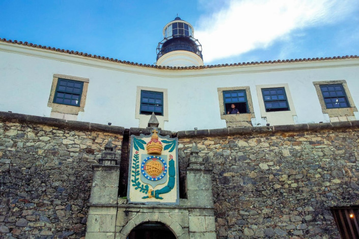 Der Eingang zur Festung am Fuß des Farol da Barra wird von einem großen Wappen gekrönt, Brasilien