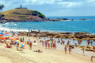 Der Strandabschnitt beim Farol da Barra in Salvador da Bahia ist speziell an den Wochenenden immer gut besucht, Brasilien