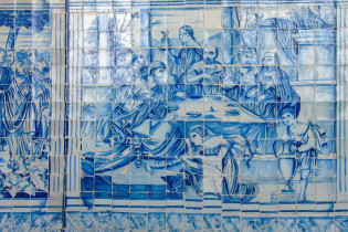 Die blau-weißen Azulejos an der Igreja do Bonfim in Salvador, Brasilien, stammen aus dem Jahr 1873