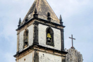 Die Fassade und die beiden kalkweißen Glockentürme der Igreja de São Francisco in Salvador weisen im Gegensatz zu ihrem Interieur kaum Verzierungen auf, Brasilien - © FRASHO / franks-travelbox