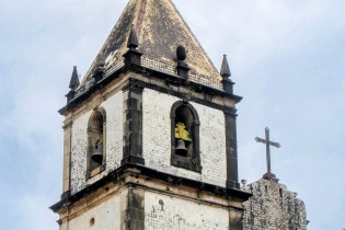 Die Fassade und die beiden kalkweißen Glockentürme der Igreja de São Francisco in Salvador weisen im Gegensatz zu ihrem Interieur kaum Verzierungen auf, Brasilien