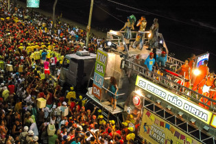 Die popüläre Band "Timbalada" fährt auf einem so genannten „Trios elétrico" während des Karnevals durch Salvador da Bahia, Brasilien