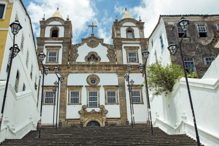 Die wunderschöne Santa-Barbara-Kirche in Pelourinho, einem historischen Stadtteil von Salvador da Bahia in Brasilien