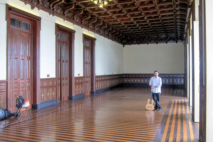 Dunkles Holz und wertvolles Mobiliar prägen das Interieur des Palácio Rio Branco in Salvador, Brasilien