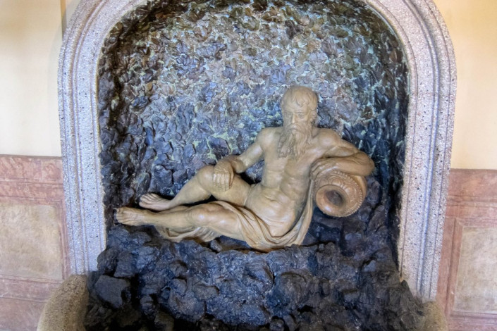 Ein schmucker Brunnen im Palácio Rio Branco in Salvador, Brasilien
