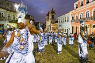 Eine Musikgruppe am nächtlichen Pelourinho in der Altstadt von Salvador, Brasilien - © ostill / Shutterstock