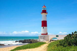 Farol de Itapuã, der Leuchtturm am Praia da Itapuã, dem schönsten Stadtstrand von Salvador da Bahia, Brasilien