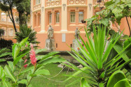 Kunstvolle Häuserfront der medizinischen Fakultät von Salvador mit idyllischem Garten im Stadtteil Pelourinho, Brasilien - © FRASHO / franks-travelbox