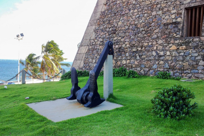 Museumsstück auf der Rasenfläche bei der Festung des Farol da Barra, Brasilien
