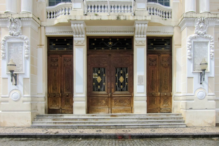 Prachtvolles Eingangsportal des Palácio Rio Branco in Salvador am Praça Tomé de Souza in Brasilien