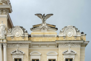 Seine heutige stattliche Form im neoklassizistischen Stil erhielt der Palácio Rio Branco in Salvador im Jahr 1900 bzw. 1919, Brasilien