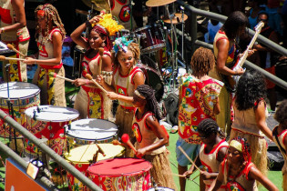 Trommlerinnen beim Karneval in Salvador da Bahia, dem größten Straßenfest der Welt, Brasilien