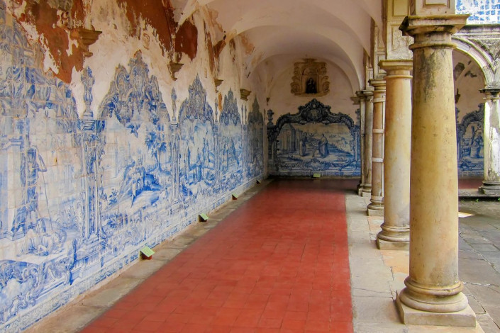 Typische blau-weiße „Azulejos“ säumen die Arkadengänge des Innenhofs im Kloster der Igreja de São Francisco in Salvador, Brasilien