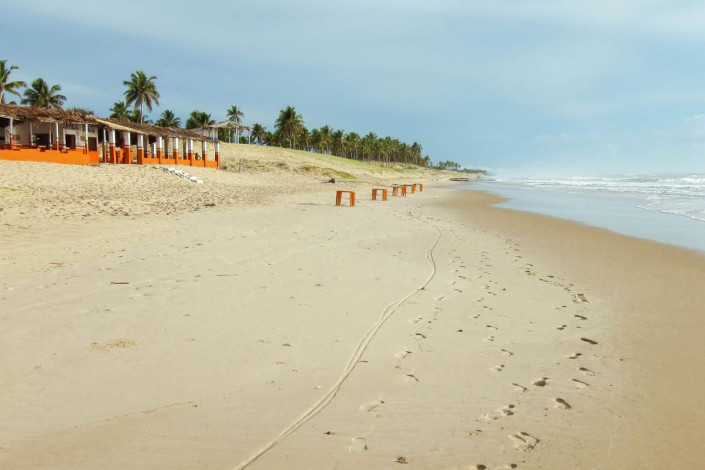 An den weitläufigen Stränden der Linha Verde um Sítío do Conde servieren Strandkneipen kühle Drinks, Brasilien