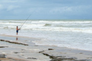 Ein Angler versucht sein Glück am Strand von Sítío do Conde an der Linha Verde, Bahia,  Brasilien - © FRASHO / franks-travelbox