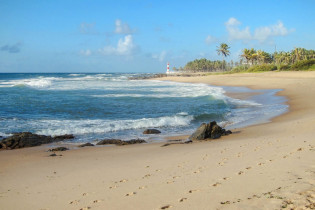 Der traumhafte Praia Flamengo an der Estrada de Côco nordöstlich von Salvador da Bahia ist typisch für das Lebensgefühl Brasiliens