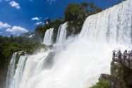 Von der argentinischen Seite aus gelangt man über Stegkonstruktionen hautnah zu den Iguaçu Wasserfällen, Brasilien/Argentinien - © forcdan / Fotolia
