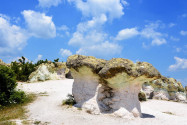 Die steinernen Pilze bei Beli Plast im südlichen Bulgarien entstanden über Jahrtausende aus verschieden hartem Tuffgestein - © FRASHO / franks-travelbox