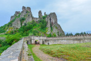Inmitten der berühmten Felsen von Belogradchik schmiegt sich im Nordwesten von Bulgarien die spektakuläre Kaleto-Festung in die steilen Klippen - © FRASHO / franks-travelbox