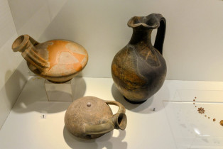 Die erhaltenen Grabbeigaben im Thrakergrab von Kazanlak beschränken sich auf ein silbernes Kännchen, eine Amphore und mehrere Keramikscherben, Bulgarien