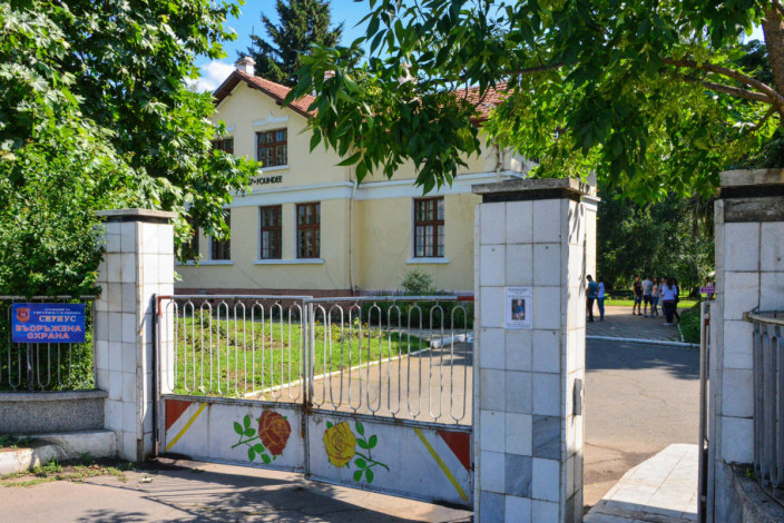 Eingang zum Rosenmuseum in Kazanlak im Herzen von Bulgarien, der weltweit wichtigsten Produktionsstätte von Rosenöl