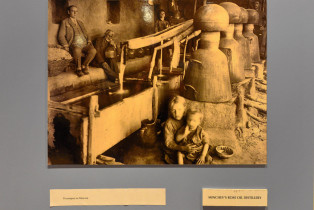 Historische Fotos im Rosenmuseum von Kazanlak zeigen wie die Herstellung von Rosenöl in Bulgarien in früheren Zeiten vonstatten ging
