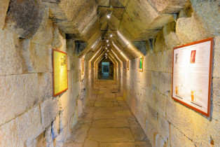 An den Eingang des Thrakergrabs von Mezek schließt ein rund 20m langer Korridor, der so genannte Dromos, an