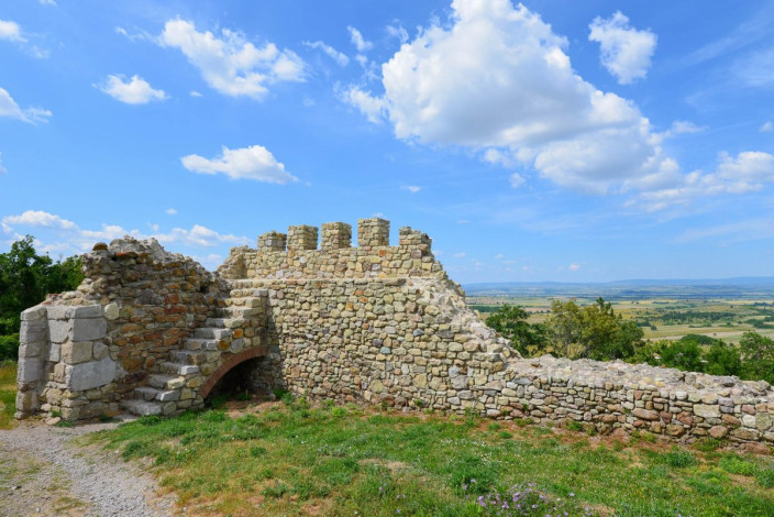 In der zweiten Hälfte des 20. Jahrhunderts wurde begonnen, die Festung bei Mezek zu restaurieren, Bulgarien