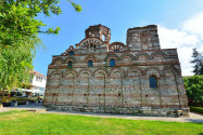 Die hübsche Pantokratorkirche aus dem 13. Jahrhundert thront auf dem Hauptplatz der Altstadt von Nessebar, Bulgarien - © FRASHO / franks-travelbox