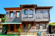 Steinerne Mauern und Holzwände kennzeichnen die Häuser des „Schwarzmeer-Typus“ in der Altstadt von Nessebar, Bulgarien - © FRASHO / franks-travelbox
