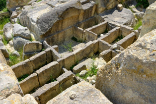 Auch die Grabstätten in Perperikon, einer uralten Thraker-Stadt im Süden von Bulgarien, wurden direkt in den Fels gehauen