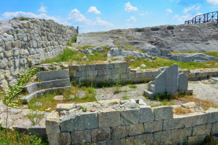 Die Römer bauten auf den Ruinen der heidnischen Tempel von Perperikon christliche Gotteshäuser, von denen die Überreste einer Kathedrale bis heute zu sehen sind, Bulgarien