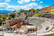 Mit seinen rund 7.000 Sitzplätzen wird das römische Amphitheater von Plovdiv, Bulgarien, auch heute wieder für Open-Air-Vorstellungen verwendet - © photosmatic / Shutterstock