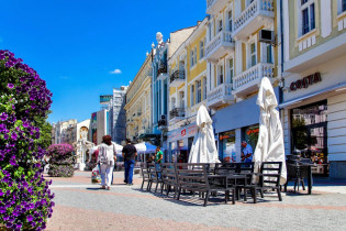 Nette Cafés und Restaurants schaffen für Sightseeing in Europas Kulturhauptstadt Plovdiv die passende kulinarische Untermalung, Bulgarien