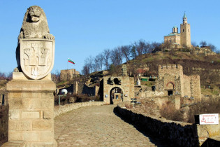 Die Mauern, Türme, Portale und die Patriarchenkirche der Festung Tsarevets in Veliko Tarnovo liefern einen umfangreichen Eindruck eines mittelalterlichen Bollwerks, Bulgarien