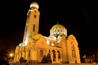 Mit ihrem dominanten Kirchturm und den großen grünen Kuppeln ist Veliko Tarnovos Hauptkirche Sveta Bogoroditsa schon von weitem sichtbar, Bulgarien
