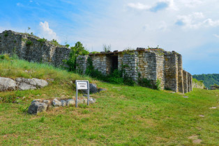 Waagrecht und senkrecht angeordneten Steine und Holzstücke machten die Burgmauern der Festungsstadt Cherven äußerst widerstandsfähig, Bulgarien