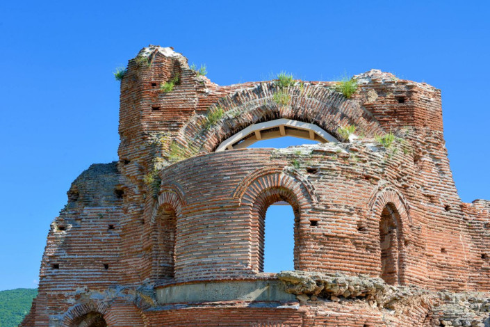 Wo auf der Red Church in Bulgarien einst die typisch byzantinischen Kuppeln saßen, ist heute noch deutlich zu erkennen