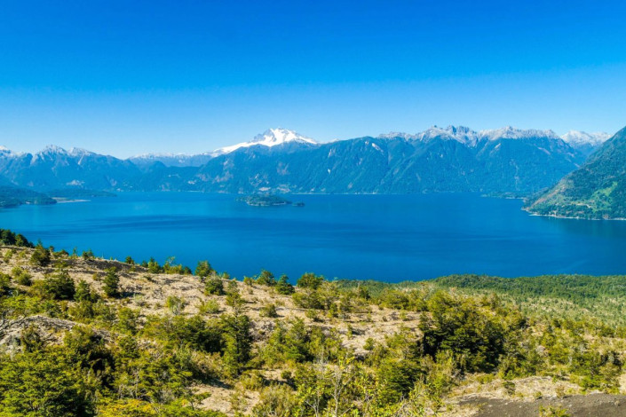 Der Lago Todos Los Santos im südlichen Chile ist von drei Vulkanen umgeben, hier der schneebedeckte Gipfel des erloschenen Tronador